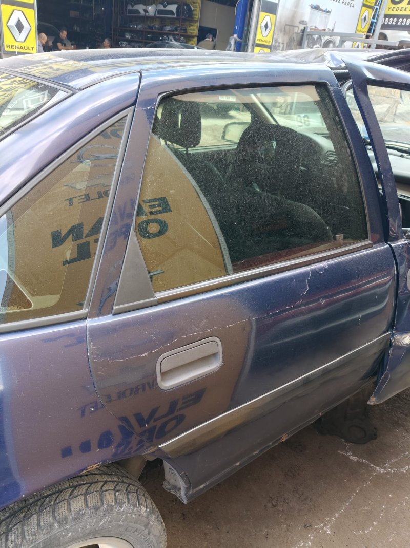 1991 - 1995 Opel Vectra A Çıkma Sağ Arka Kapı 
